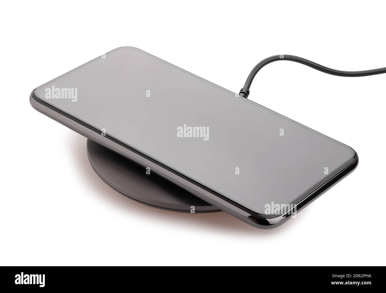 smartphone sul percorso del caricabatteria wireless isolato su bianco Foto Stock