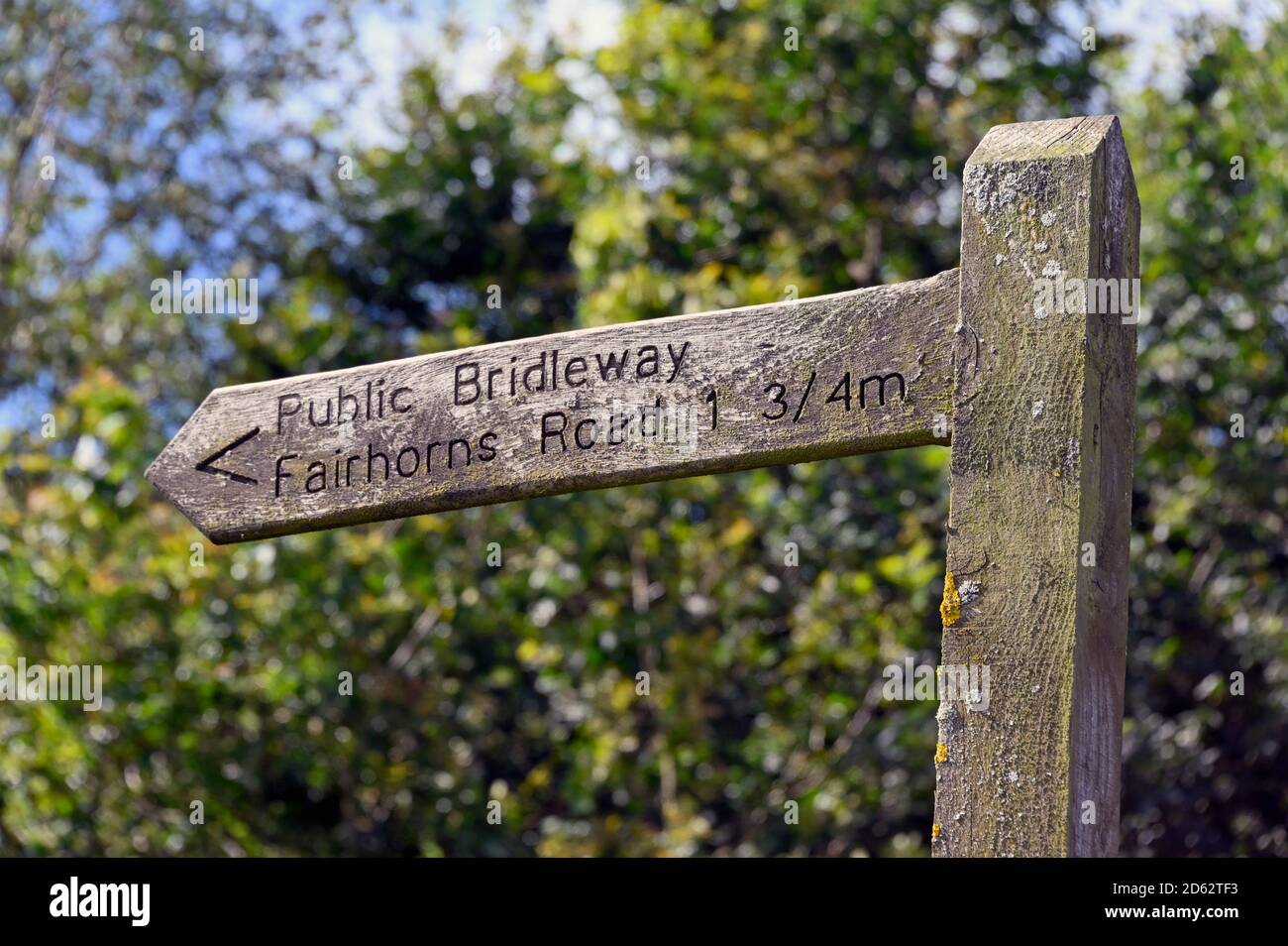 Cartello in legno per la strada statale Fairhorns Road 1 3/4 m. Roan Edge, New Huttton, Kendal, Cumbria, Inghilterra, Regno Unito, Europa. Foto Stock