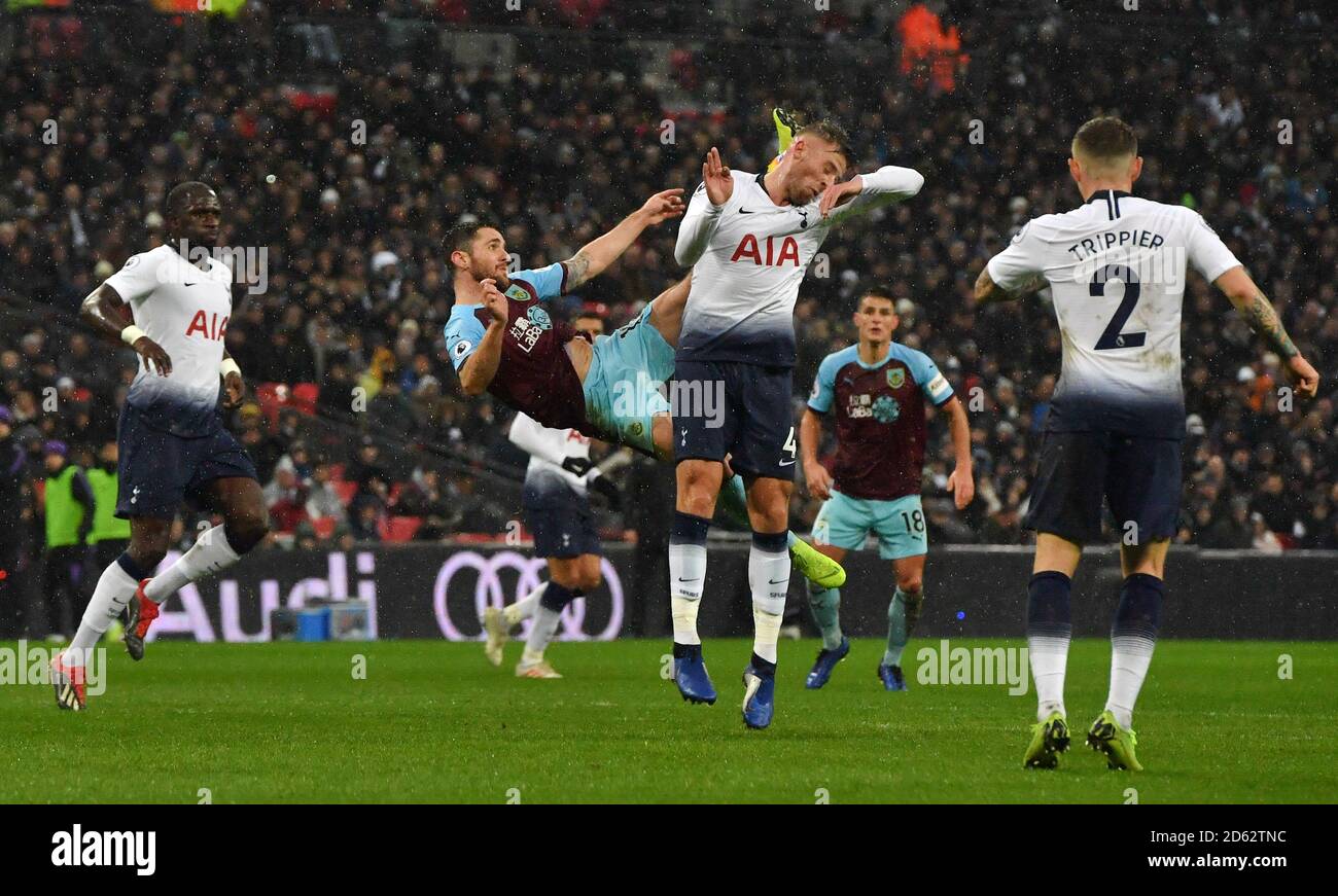 Robbie Brady di Burnley tenta un calcio di testa sul gol Foto Stock