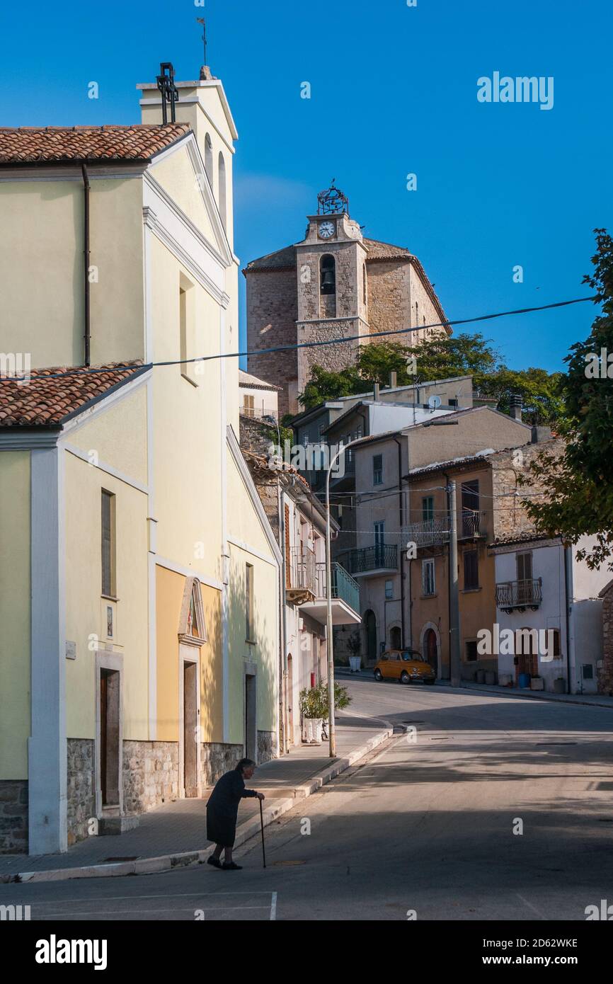 TORELLA DEL SANNIO - 27 settembre 2017 - una vecchia donna con un bastone, cammina lungo la strada di una tipica cittadina italiana Torella del Sannio Foto Stock