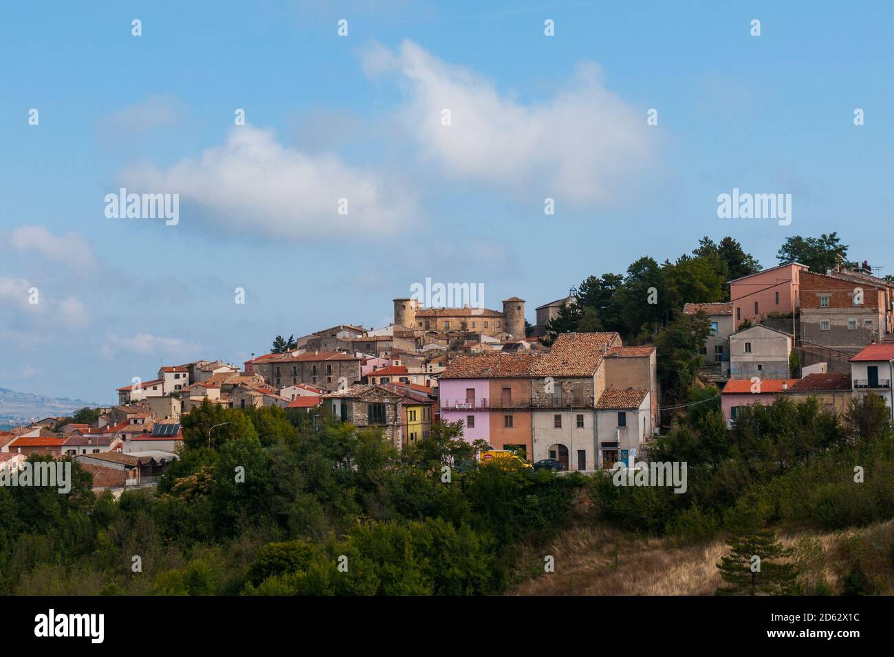 Una vista tipica del paese italiano Torrella del Sannio in Molise, con le sue case e una vegetazione Foto Stock