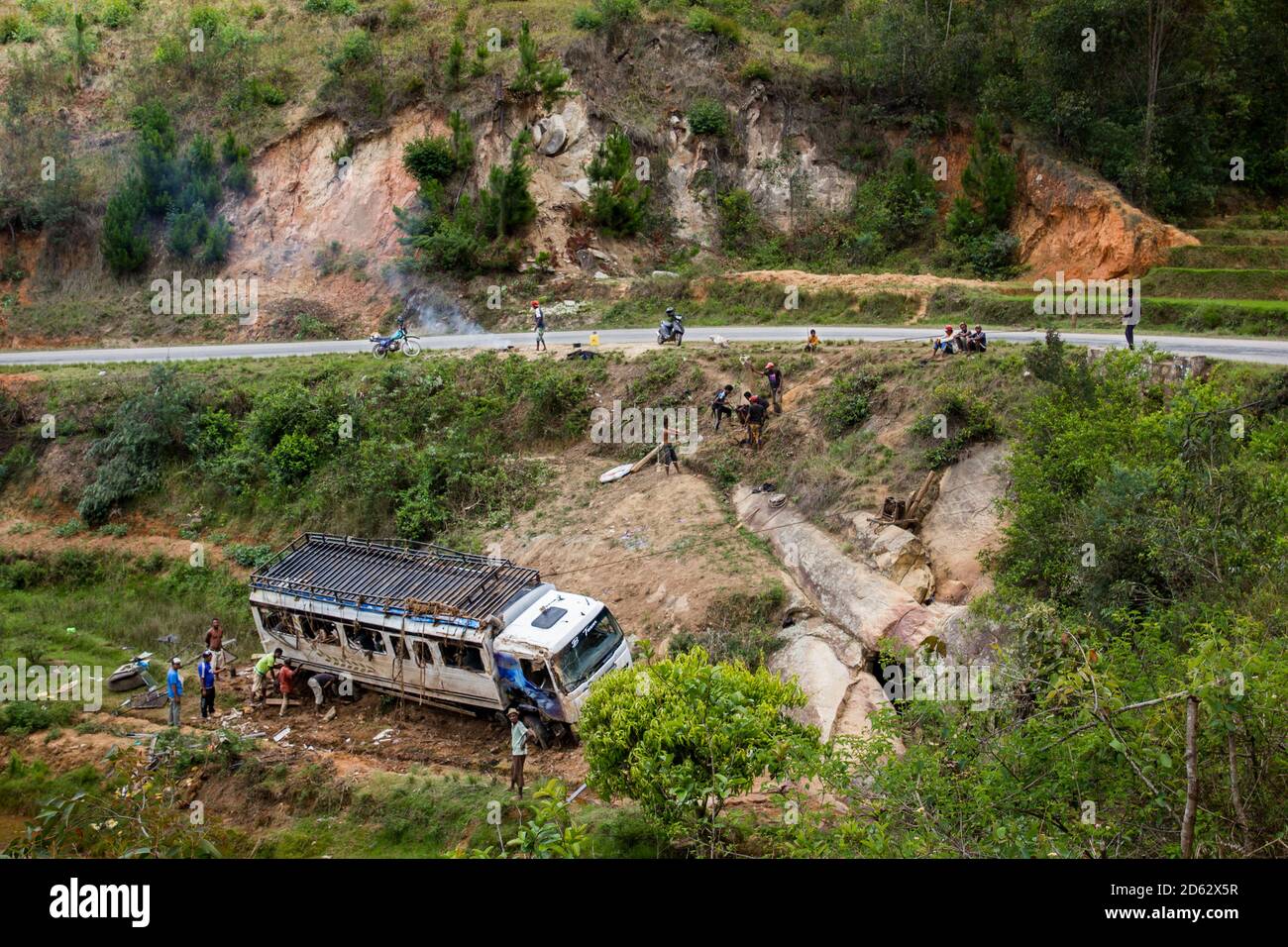 Incidente: Autobus bianco schiantato dopo il tentativo di rapina da parte di banditi malgasci e gruppo di persone che aiutano e cercano di recuperare l'autobus, Madagascar dicembre 2018 Foto Stock