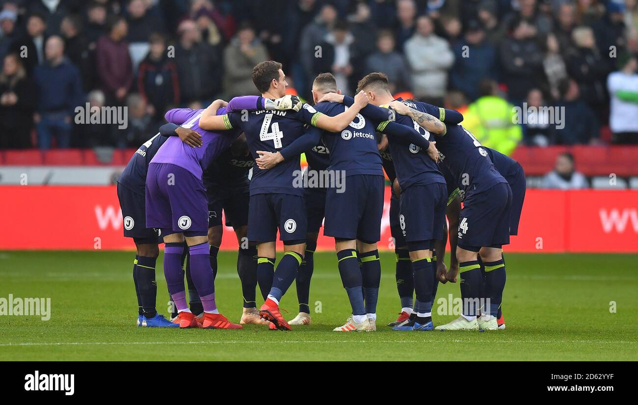 Giocatori della contea di Derby in un huddle prima del calcio d'inizio Foto Stock