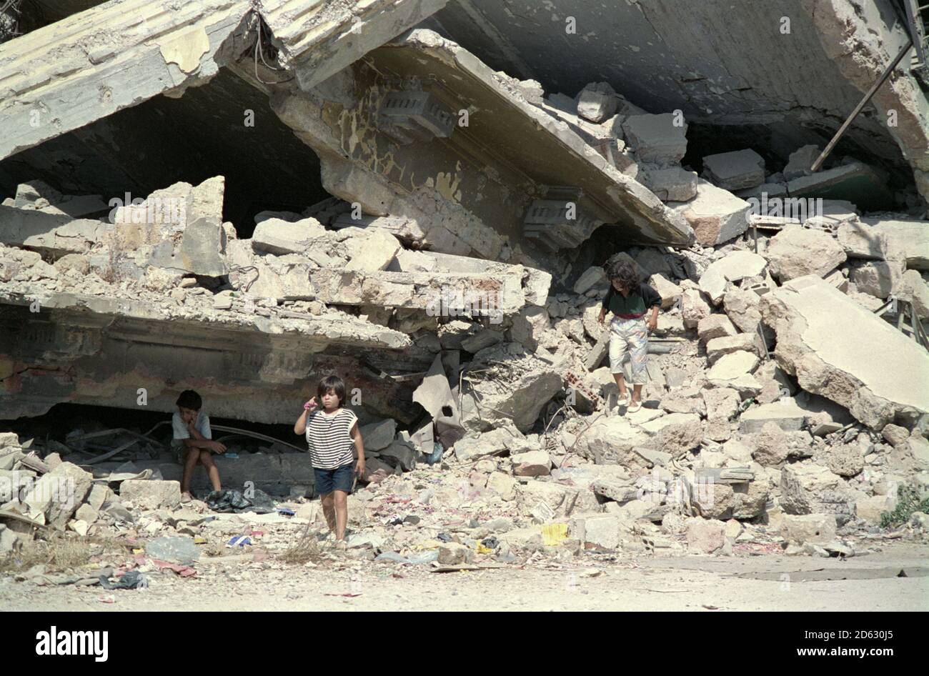 18 settembre 1993 i bambini giocano al riparo di un massiccio cumulo di macerie in Piazza dei Martiri, a Beirut. Foto Stock