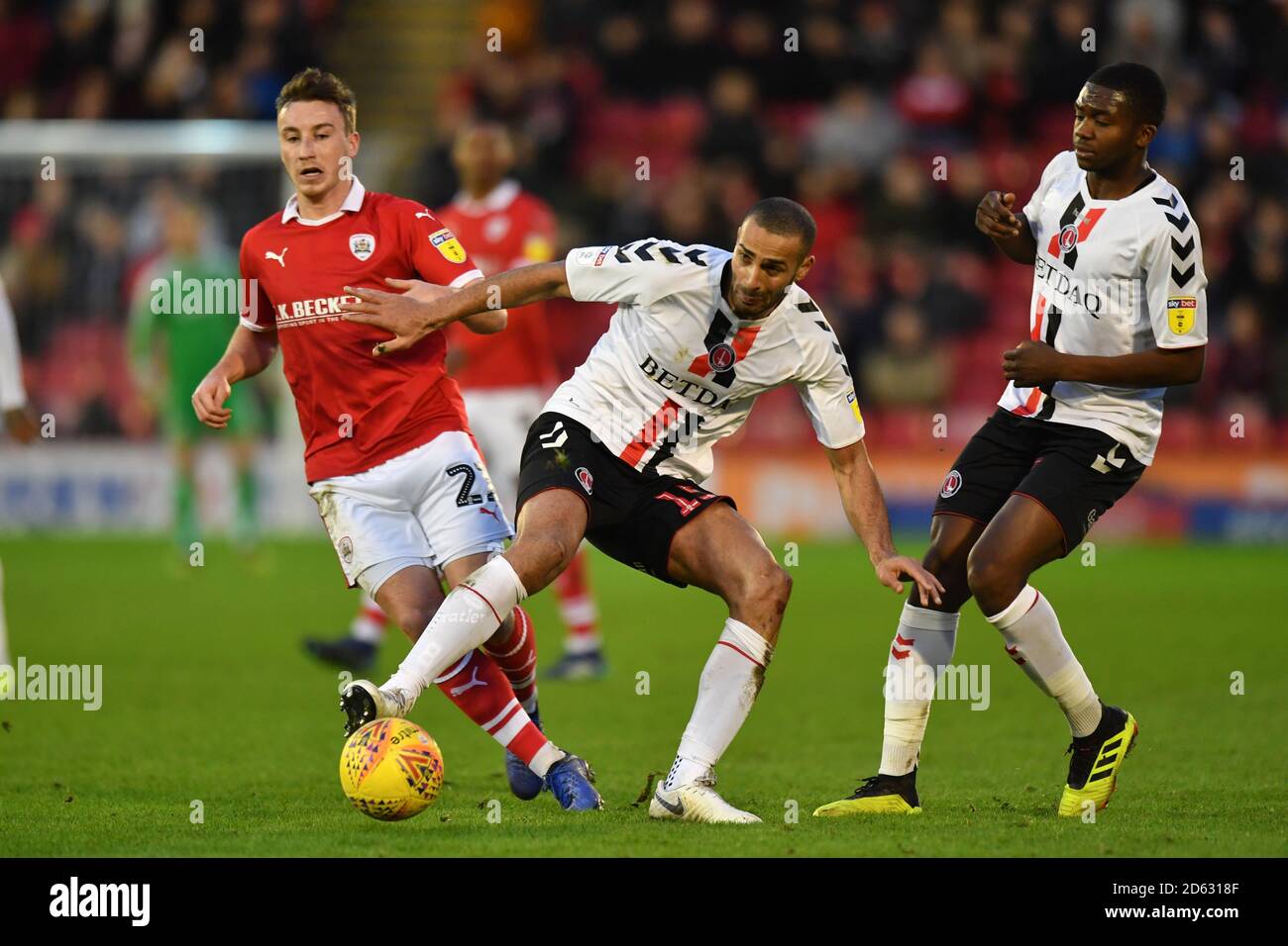 Darren Pratley di Charlton Athletic (al centro) e Mike Bahre di Barnsley (a sinistra) combatti per la palla Foto Stock