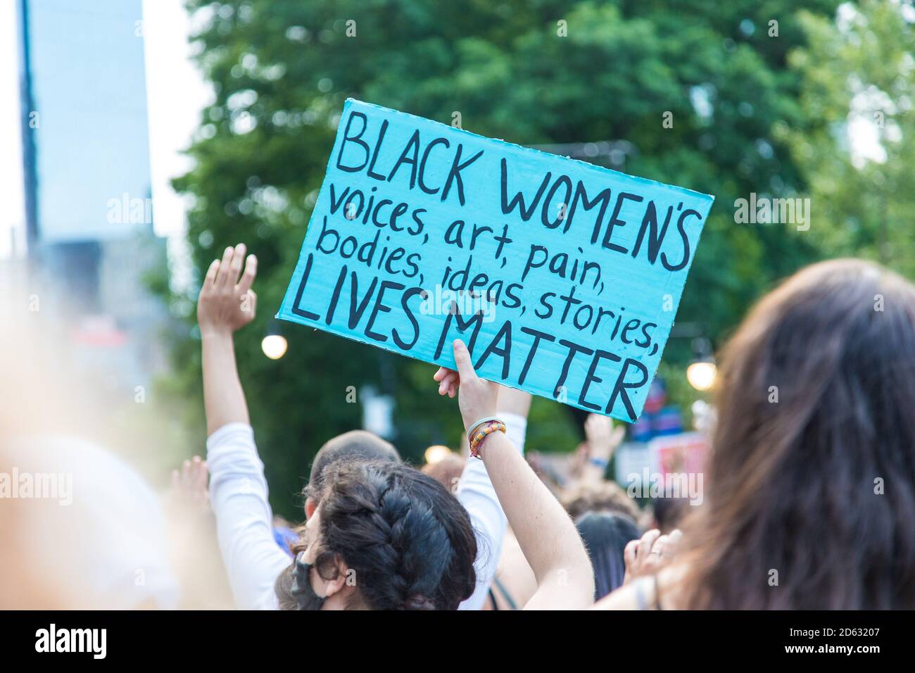 Donna protester Holding Sign, Black Women's Lives Matter, durante il mese di giugno, New York City, New York, USA Foto Stock