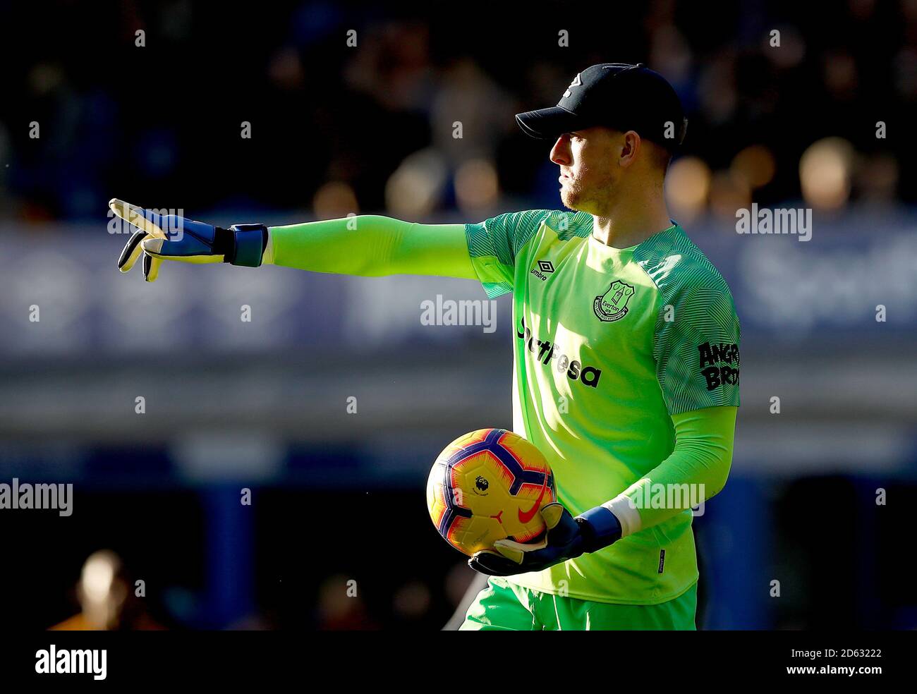 Jordan Pickford, portiere di Everton, indossa un cappello da baseball per  proteggergli i suoi occhi dal sole Foto stock - Alamy