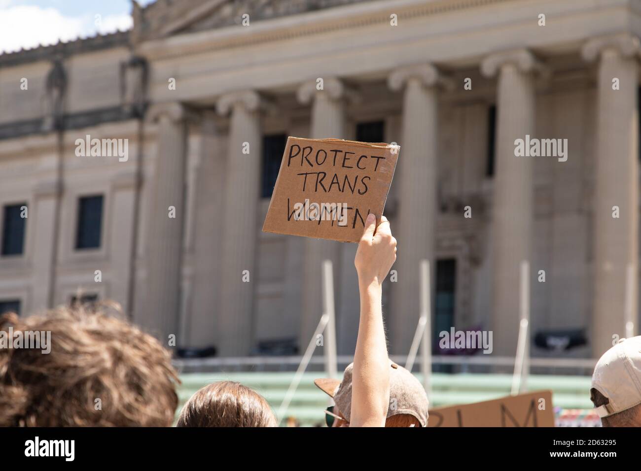 Il protesore che tiene in mano Protect Trans Women Sign durante la protesta al di fuori del Brooklyn Museum, Brooklyn, New York, USA Foto Stock