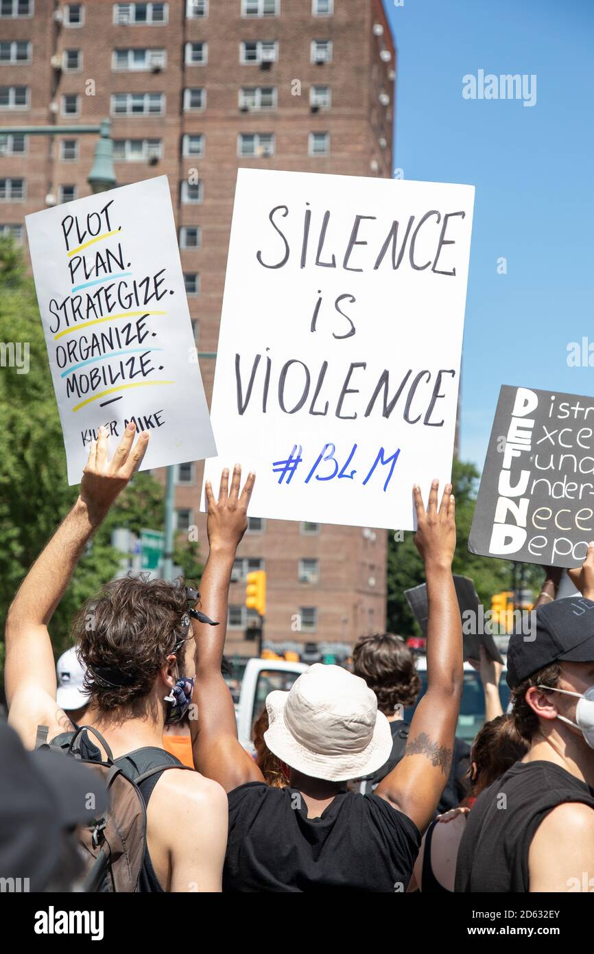 Manifestanti che hanno dato i segni a Black Lives Matter March, McCarron Park, Brooklyn, New York, USA Foto Stock