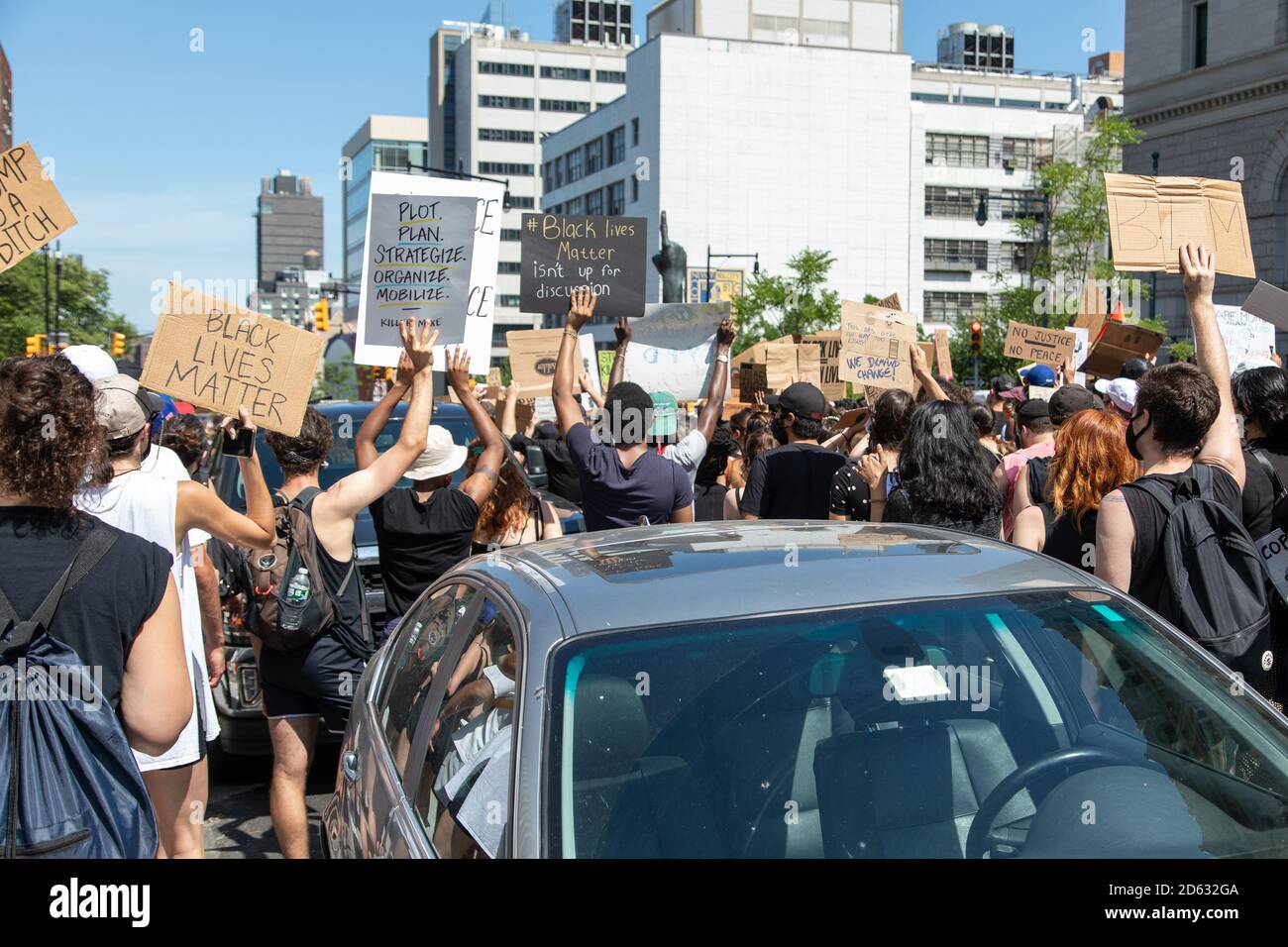 Folla di manifestanti che tiene i segni a Black Lives Matter March, Brooklyn, New York USA Foto Stock
