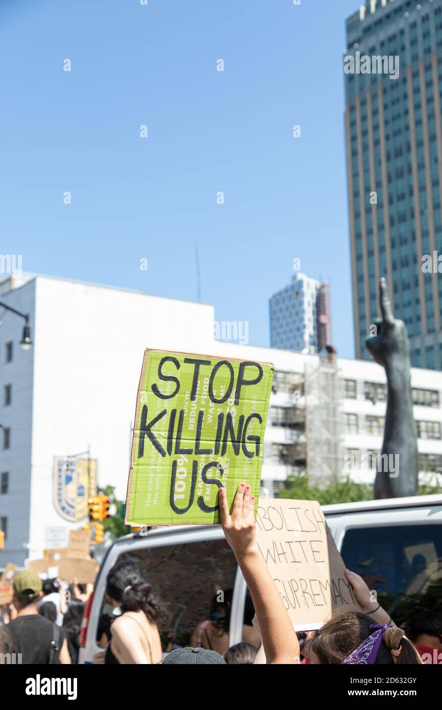 Manifestanti che hanno dato i segni a Black Lives Matter March, Brooklyn, New York USA Foto Stock