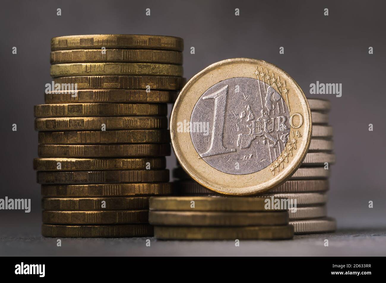 Un euro sullo sfondo di varie monete, primo piano Foto Stock