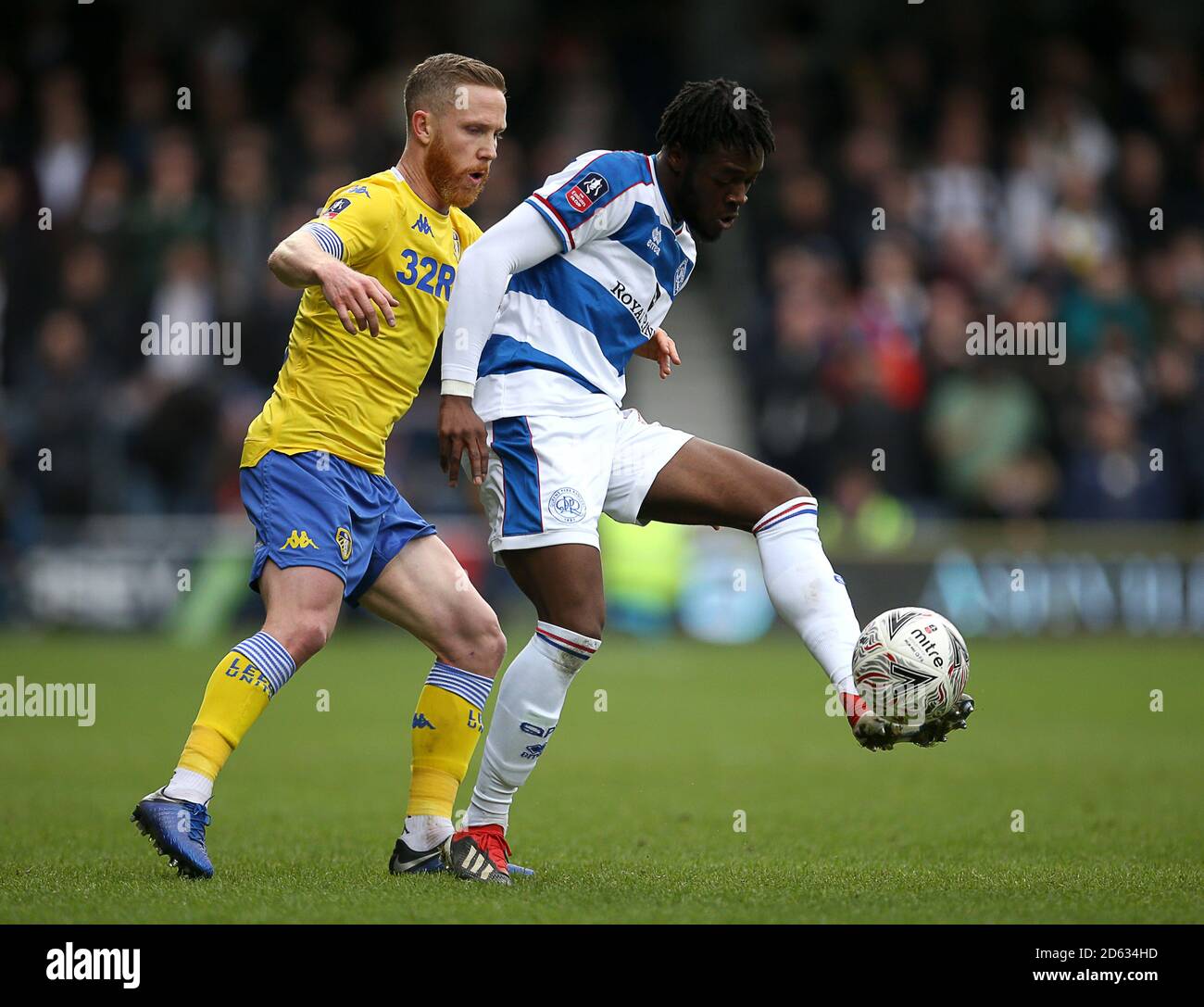 Queens Park Rangers' Aramide Oteh e Leeds United Adam Forshaw in azione Foto Stock