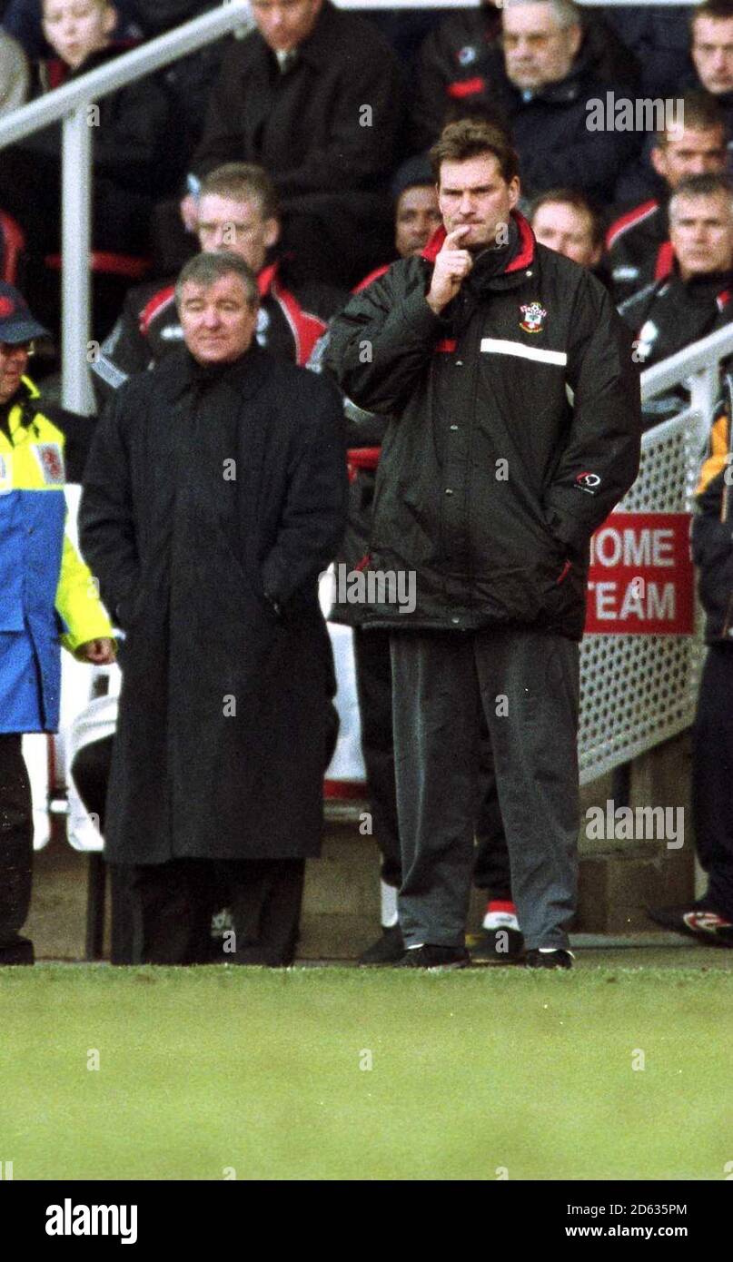 I due ex direttori inglesi Glenn Hoddle di Southampton (r) e. I Terry Venables di Middlesbrough (l) guardano l'azione Foto Stock