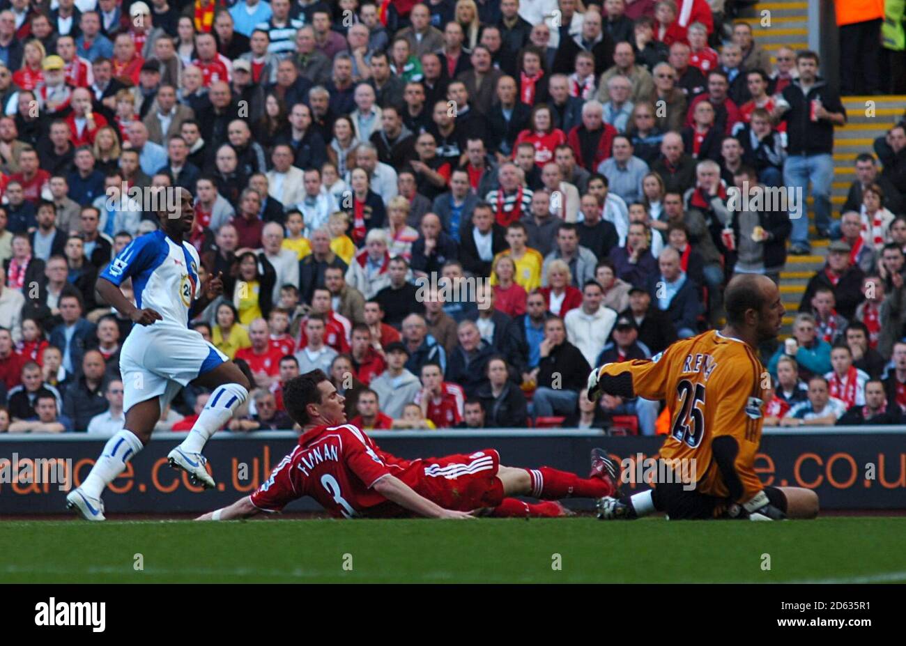 Benedetto McCarthy, il portiere di Blackburn, si gira per festeggiare come Liverpools Steve Finnan e il portiere Jose Reina guardano la palla entrare il retro della rete Foto Stock