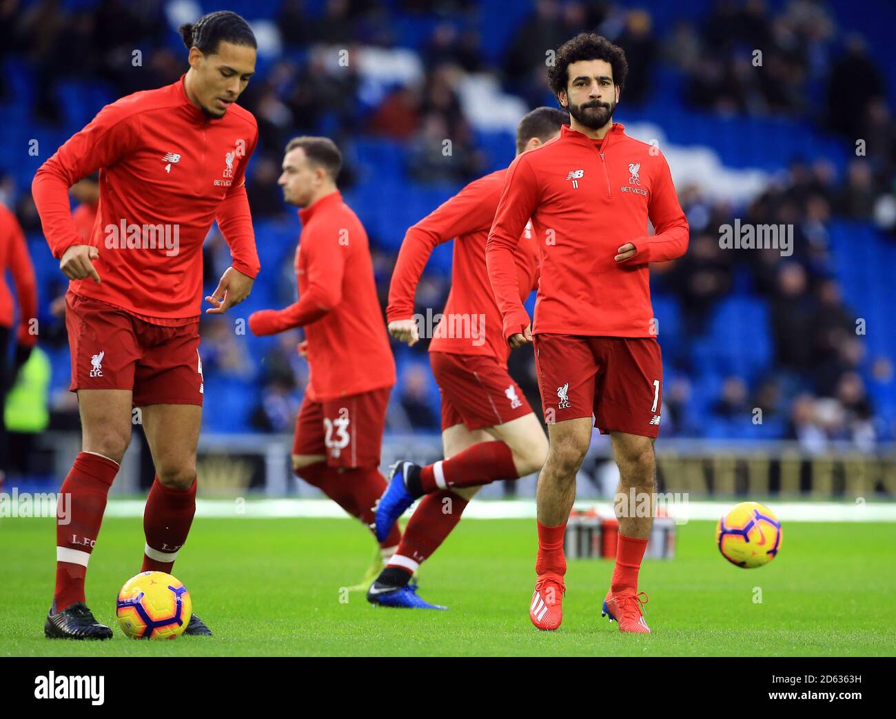 Virgil van Dijk di Liverpool (a sinistra) e Mohamed Salah si riscaldano prima della partita Foto Stock