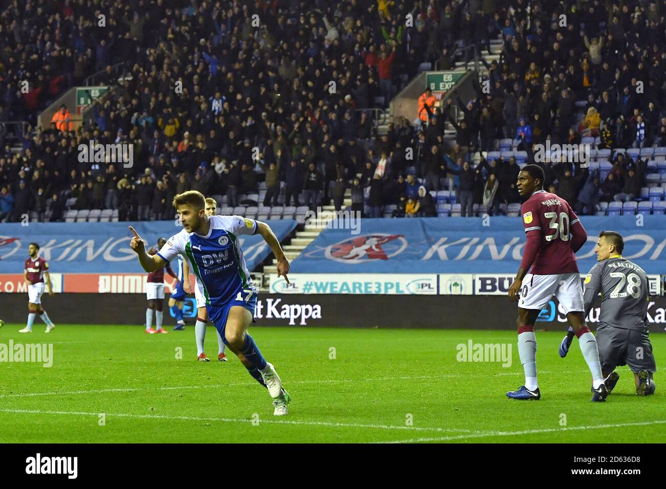 Michael Jacobs di Wigan Athletic celebra il secondo gol del suo fianco del gioco Foto Stock