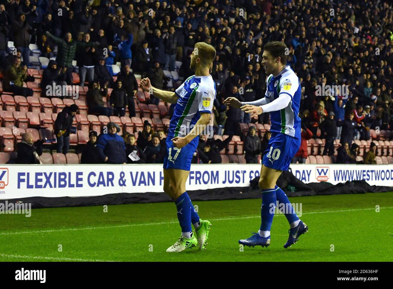 Michael Jacobs di Wigan Athletic celebra il secondo gol del suo fianco del gioco Foto Stock