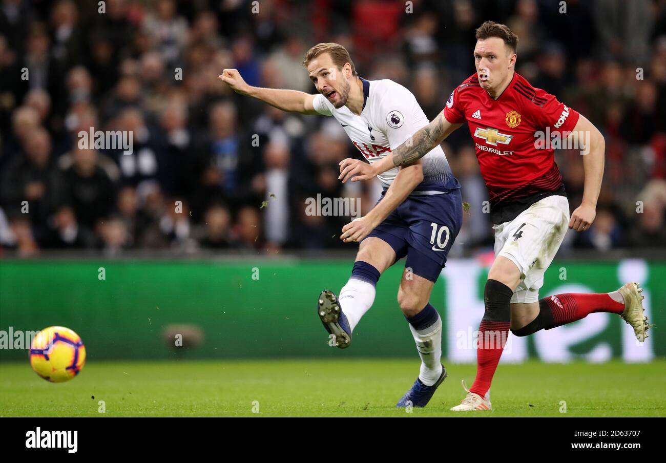 Harry Kane di Tottenham Hotspur (a sinistra) tenta un colpo sulla porta Foto Stock