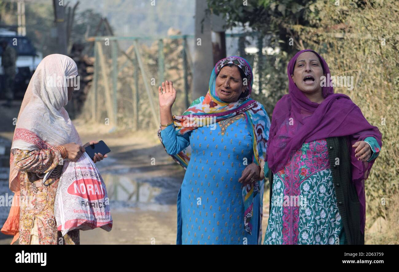 Due militanti, tra cui un comandante di primo piano del Pakistan Lashkar-e-Taiba (Let), sono stati fucilati dalle forze di sicurezza in un incontro a Jammu e a Srinagar di Kashmir lunedì. Le forze di sicurezza hanno lanciato un'operazione di cordone e di ricerca nelle prime ore del lunedì mattina nella zona di Old Barzulla di Srinagar, dopo aver ricevuto un input specifico sulla presenza di terroristi lì. L'operazione di ricerca si è trasformata in un incontro dopo che i terroristi hanno aperto il fuoco al partito delle forze di sicurezza, che ha rappresaglia, portando allo scambio di fuoco. Srinagar. Foto Stock