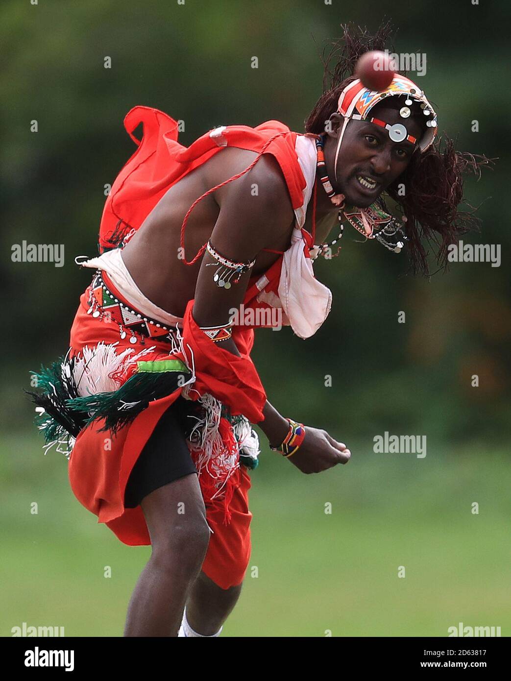 La squadra di cricket di Maasai Warriors gioca contro Cavaliers & Carrington Cricket Club durante il loro tour nel Regno Unito per sensibilizzare la popolazione sulla disuguaglianza di genere, la fine della campagna sulle MGF, la criminalità legata all'odio, la schiavitù moderna, la conservazione e la promozione della loro cultura e del loro paese, il Kenya Foto Stock