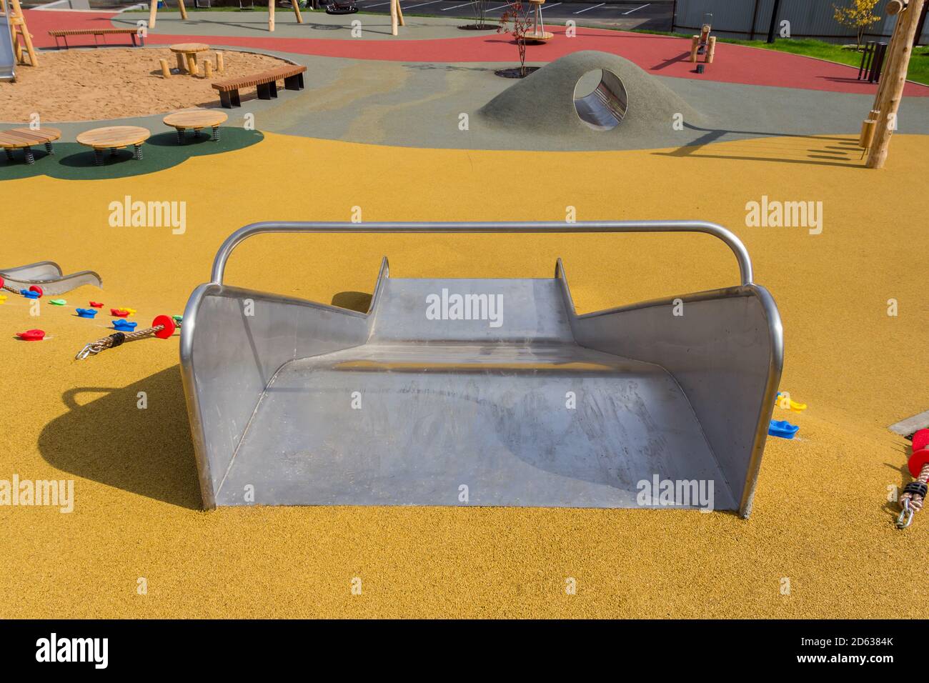 Un complesso di giochi per bambini nel cortile di un edificio di appartamenti. Parco giochi. Riposa nel cortile Foto Stock