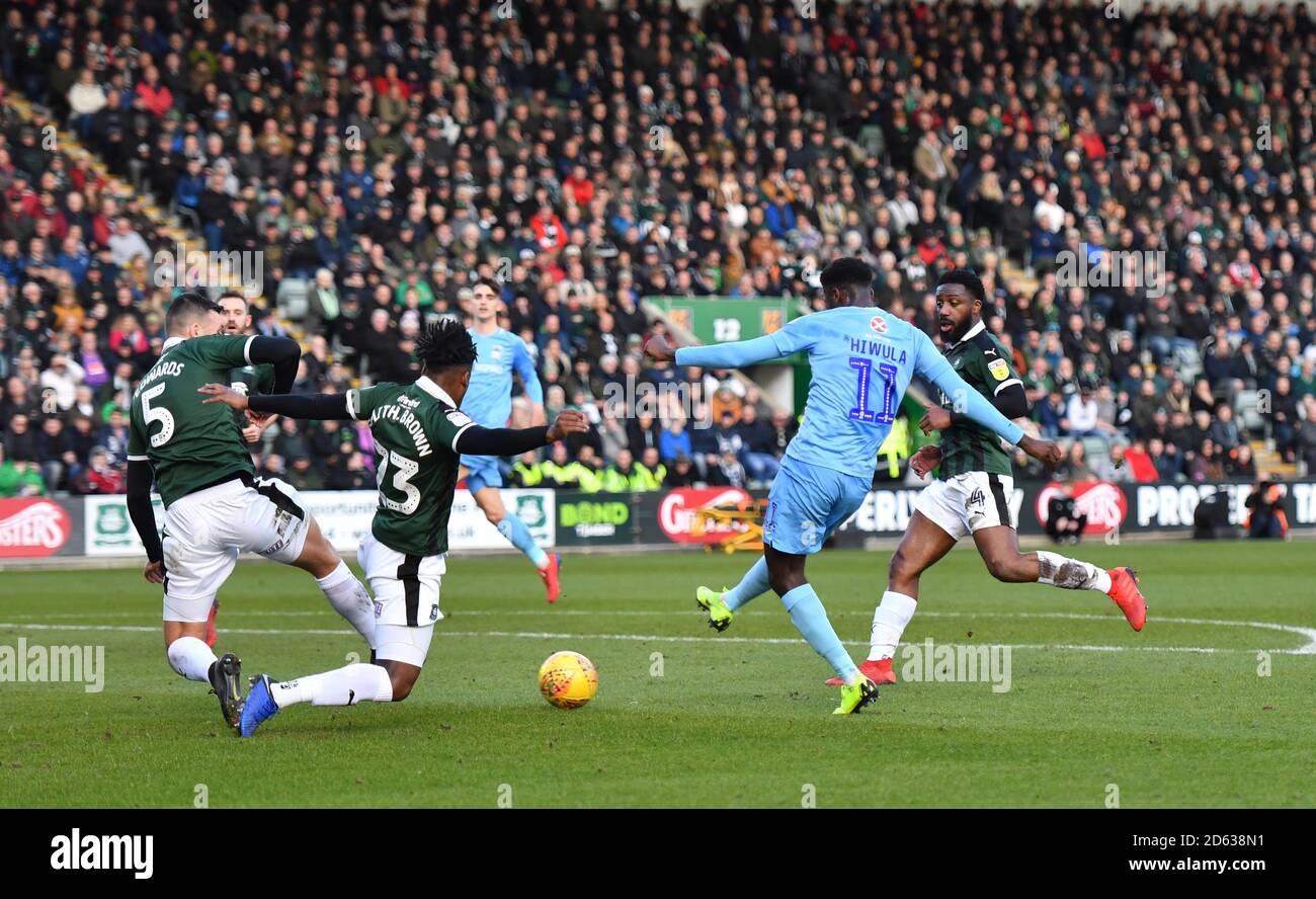 Jordy Hiwula di Coventry City (a destra) spara verso l'obiettivo Foto Stock