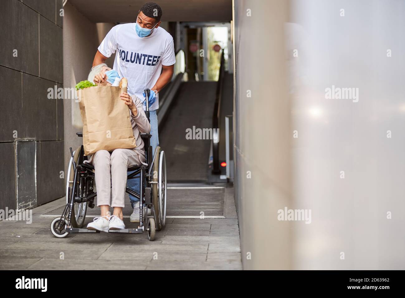 Gioiosa caregiver che scherza con una donna in pensione Foto Stock