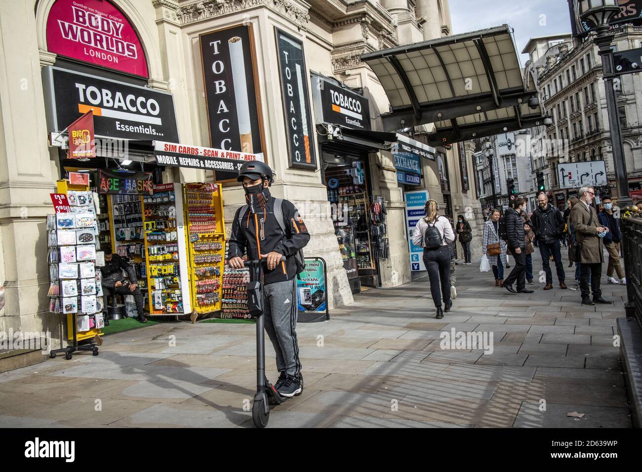 E-scooter sui marciapiedi di Central London Street, Inghilterra, Regno Unito Foto Stock