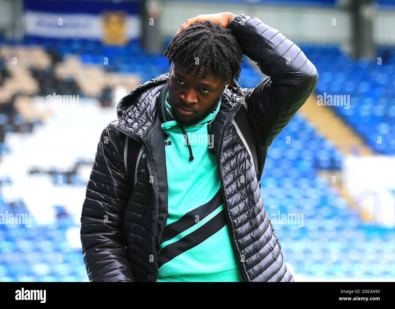 L'Aramide Oteh del Queens Park Rangers arriva a Fratton Park Foto Stock