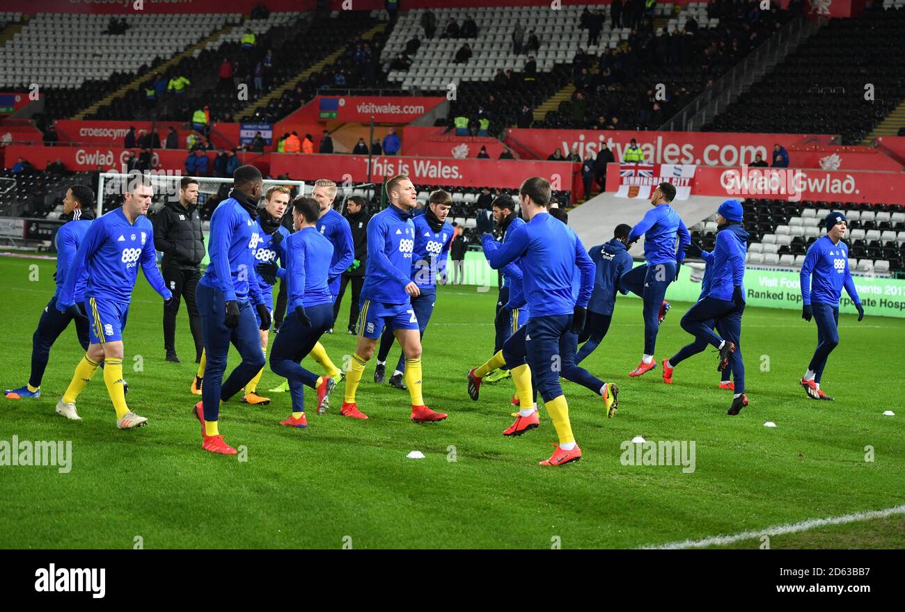 Birmingham City giocatori warm up prima che il gioco Foto Stock