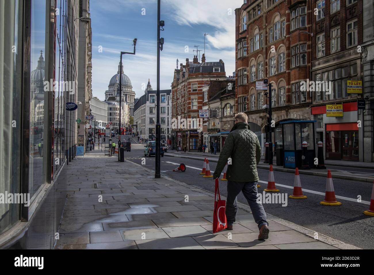 Le corsie coned a distanza sociale per i pedoni possono allontanarsi ulteriormente su Fleet Street, durante le misure di blocco di livello 2 nella City of London, Inghilterra, Regno Unito Foto Stock