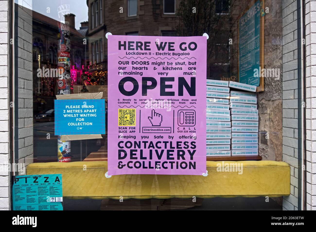 Firma sulla finestra di un ristorante Pizza a Edimburgo con le istruzioni per ordinare la pizza durante la pandemia covid-19. Foto Stock