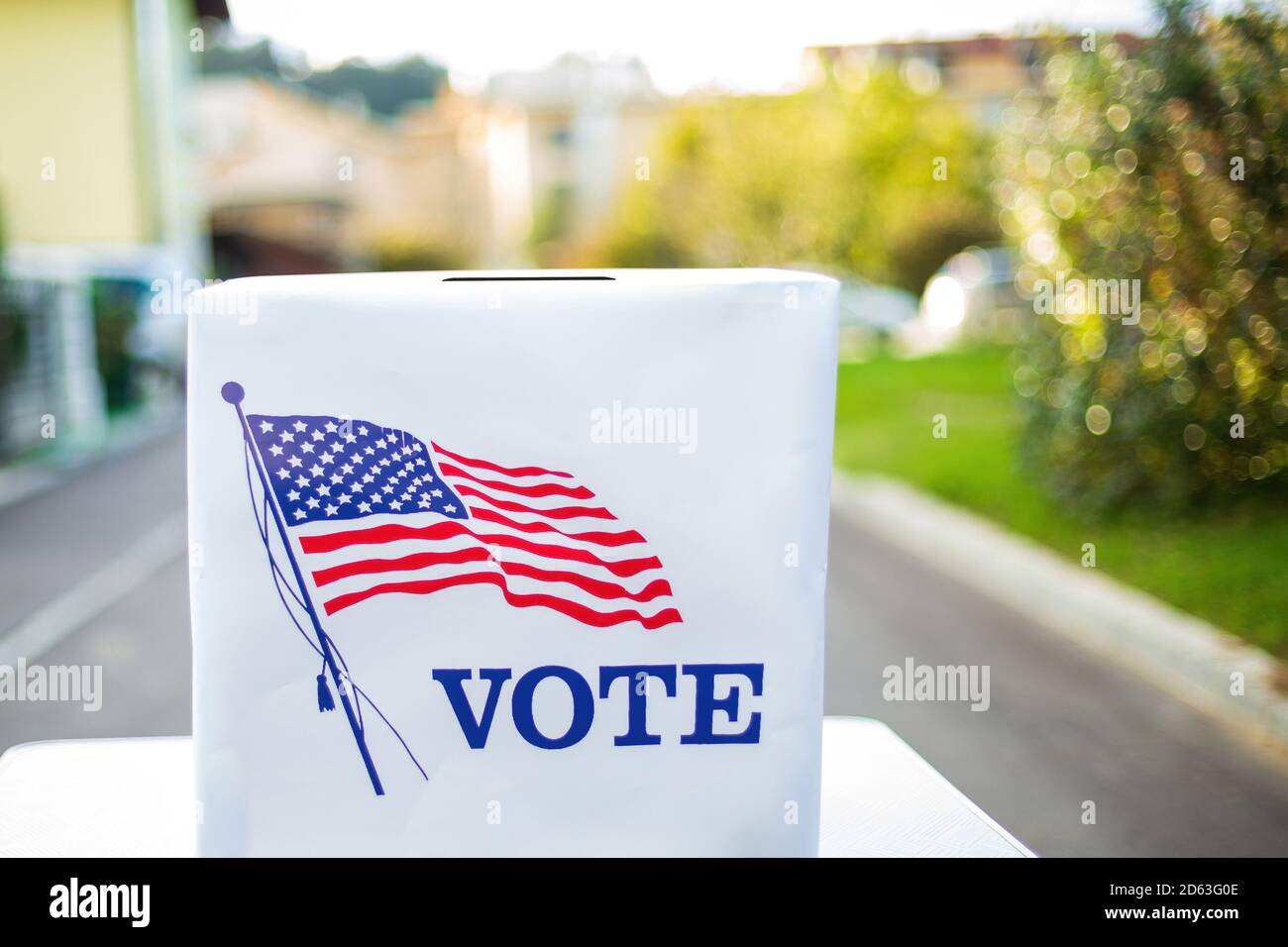 Scatola di voto con bandiera americana fuori il giorno di sole. Foto Stock
