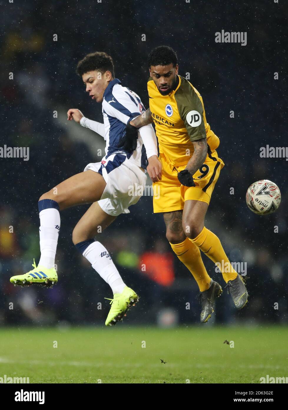 Brighton & Hove Albion's Jurgen Locadia combatte per la palla Con Morgan Rogers di West Bromwich Albion Foto Stock