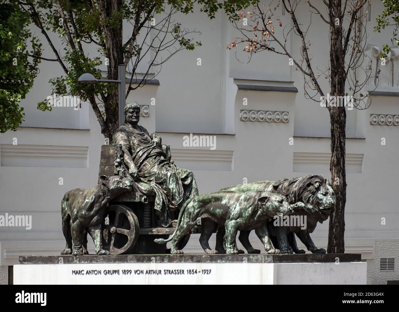 VIENNA, AUSTRIA - 15 LUGLIO 2019: Statua di Marc Antony in carro trainata dai leoni (da Arthur Strasser) in Friedrichstrasse Foto Stock