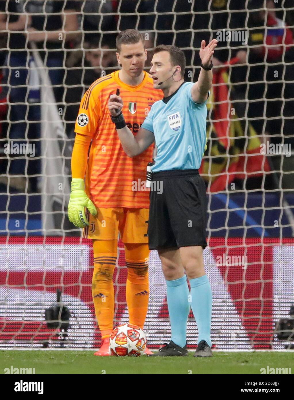 L'arbitro Felix Zwayer parla con il portiere di Juventus Wojciech Szczesny AS Decide di governare un gol out per Athletic Madrid's. Alvaro Morata (non in figura) con VAR Foto Stock