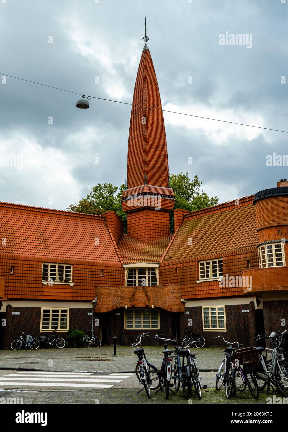 Questo edificio costruito nello stile architettonico 'De Amsterdam School' ospita quattro piccoli appartamenti. Foto Stock