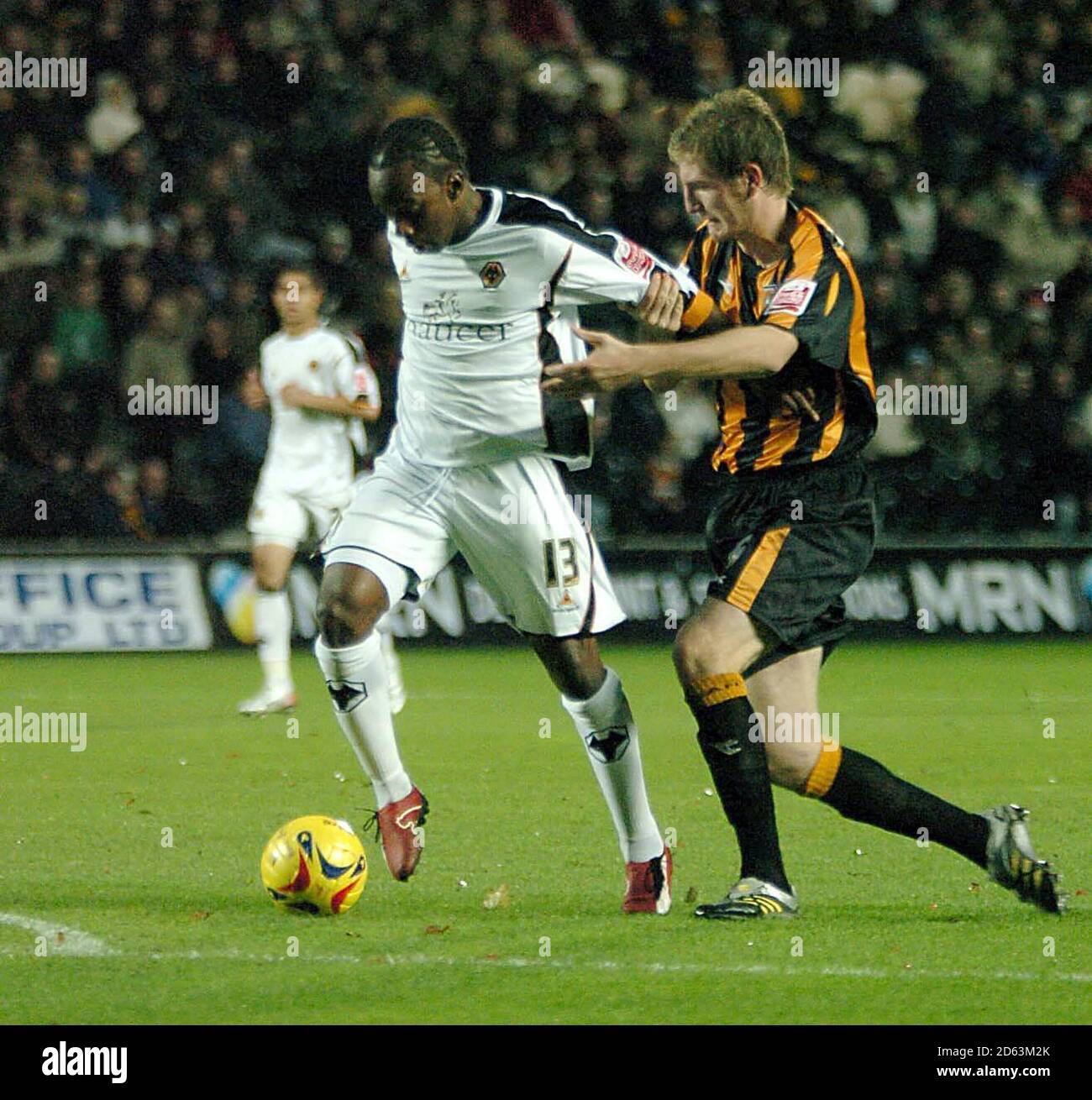 Michael Turner di Hull (a destra) e Jemal Johnson di Wolves combattono per la palla durante la partita del Coca-Cola Championship al Kingston Communications Stadium di Hull. Foto Stock