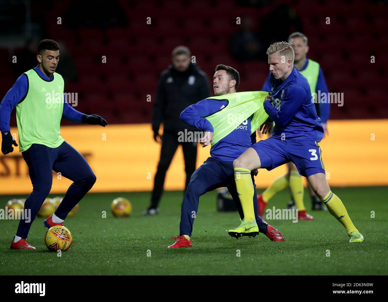 Il Kristian Pederson (a destra) di Birmingham si riscalda Foto Stock