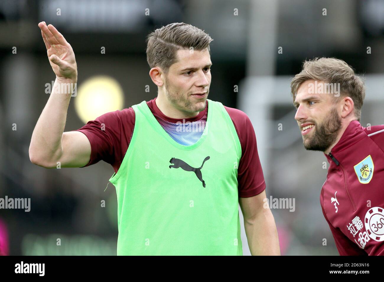 James Tarkowski di Burnley (a sinistra) e Charlie Taylor si riscaldano prima la partita Foto Stock