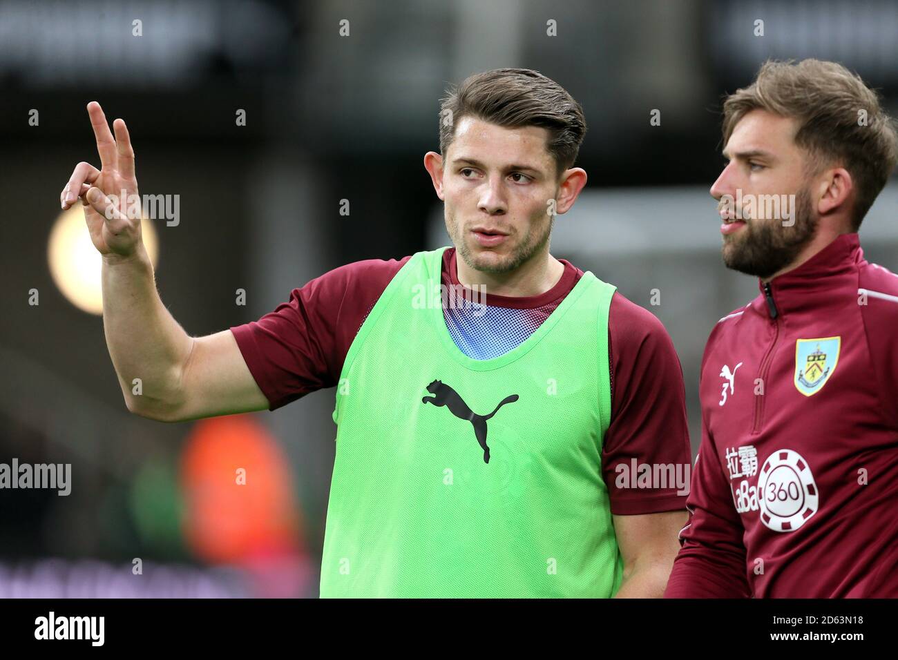 James Tarkowski di Burnley (a sinistra) e Charlie Taylor si riscaldano prima la partita Foto Stock