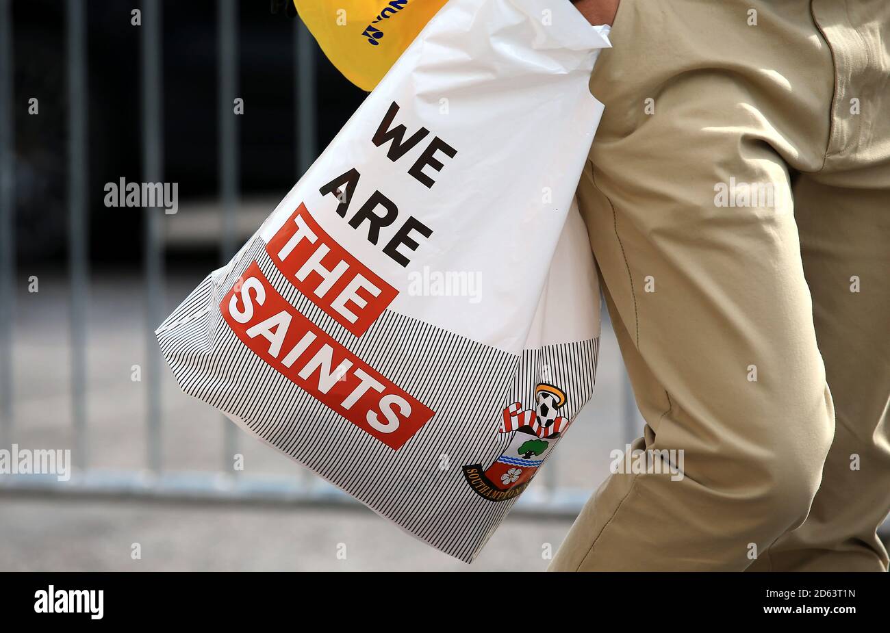 Primo piano di una borsa ufficiale del Southampton Shop prima del gioco Foto Stock