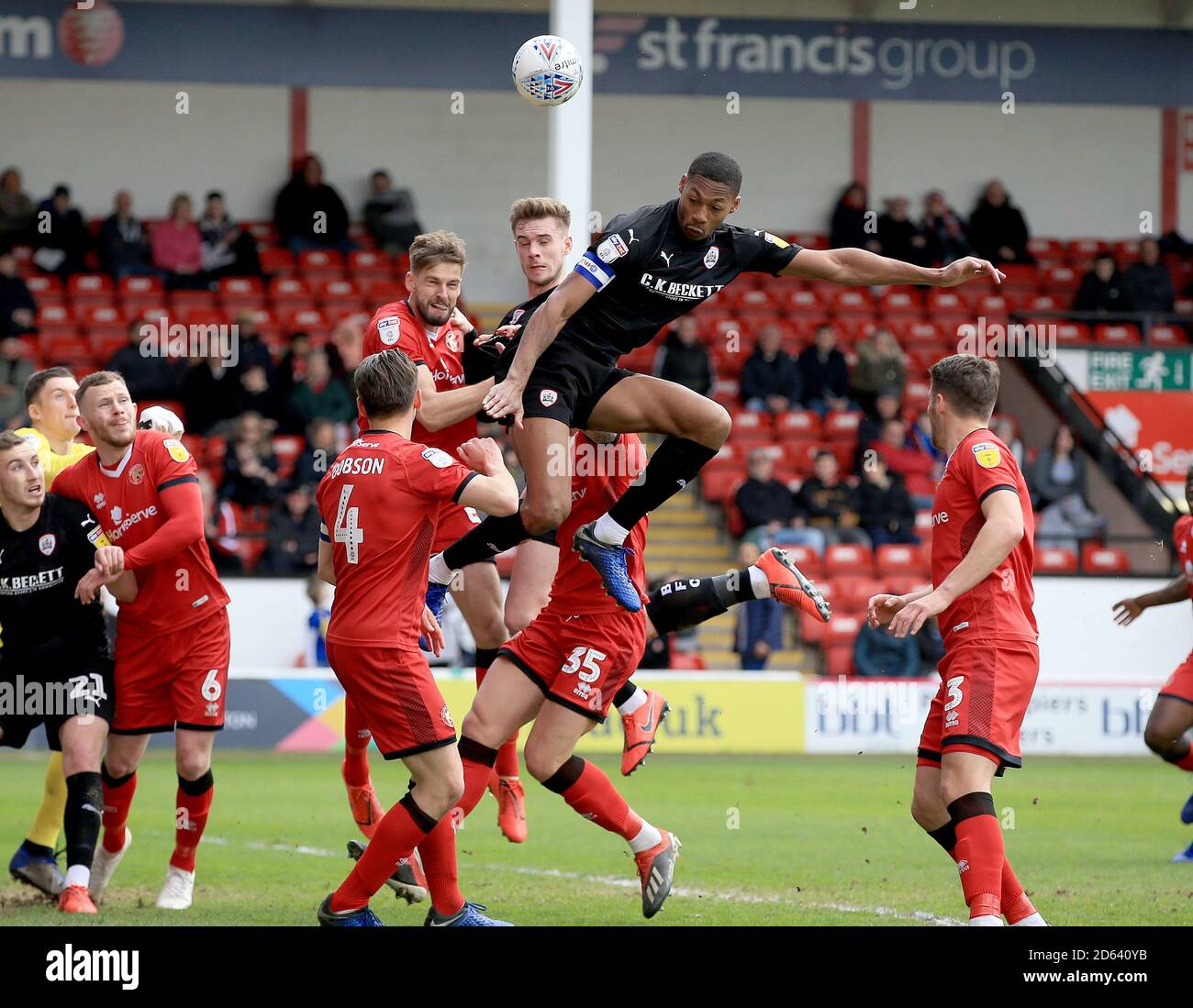 Ethan Pinnock di Barnsley tenta di raggiungere un header Foto Stock