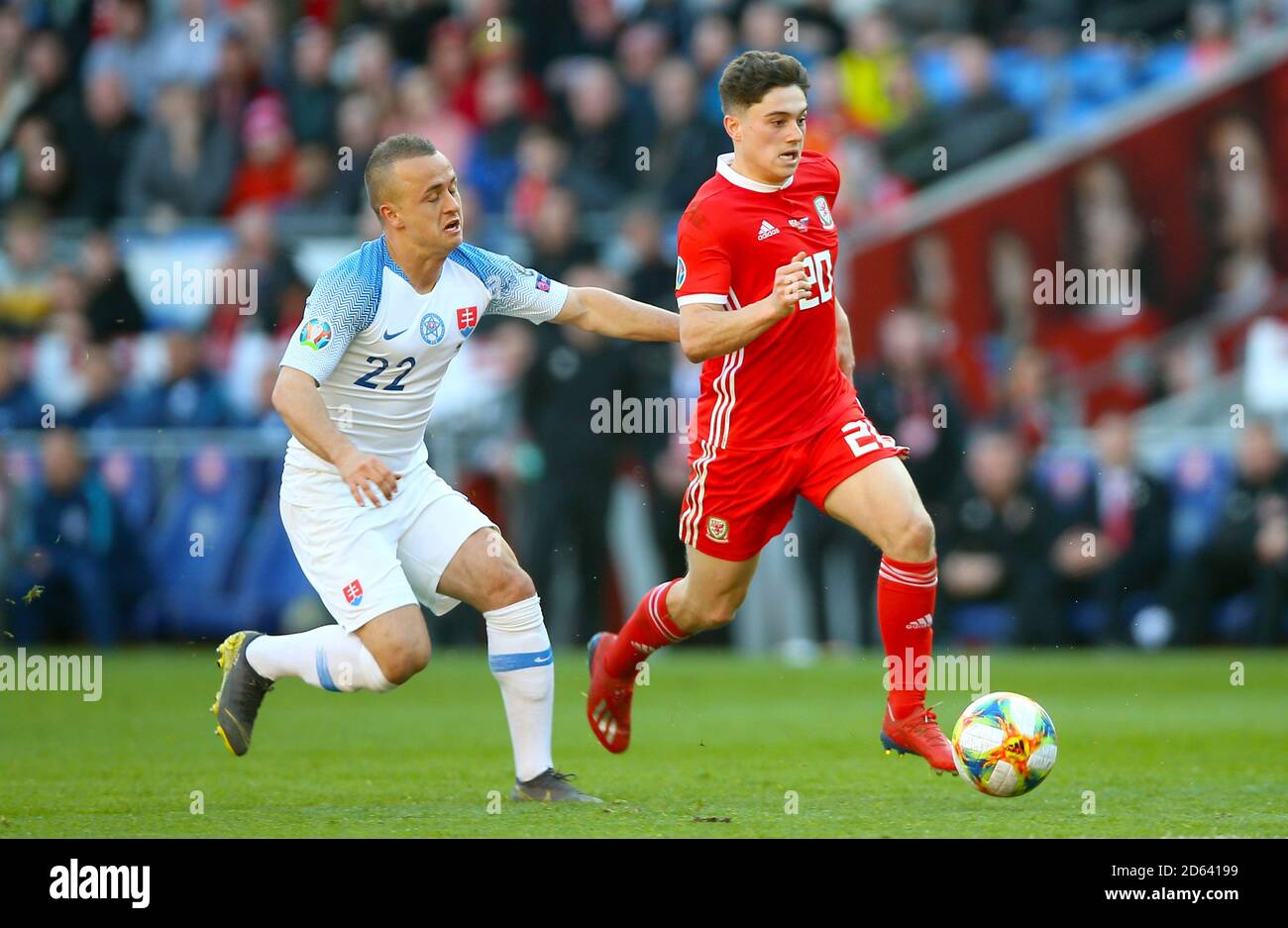 Stanislav Lobotka (sinistra) della Slovacchia e Daniel James del Galles per la battaglia la sfera Foto Stock