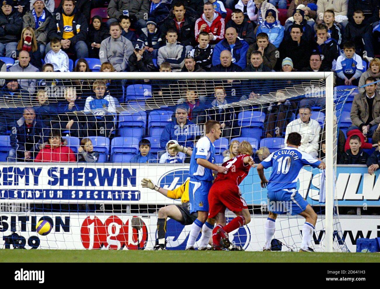 Lee McCulloch di Wigan Athletic segna un gol Foto Stock