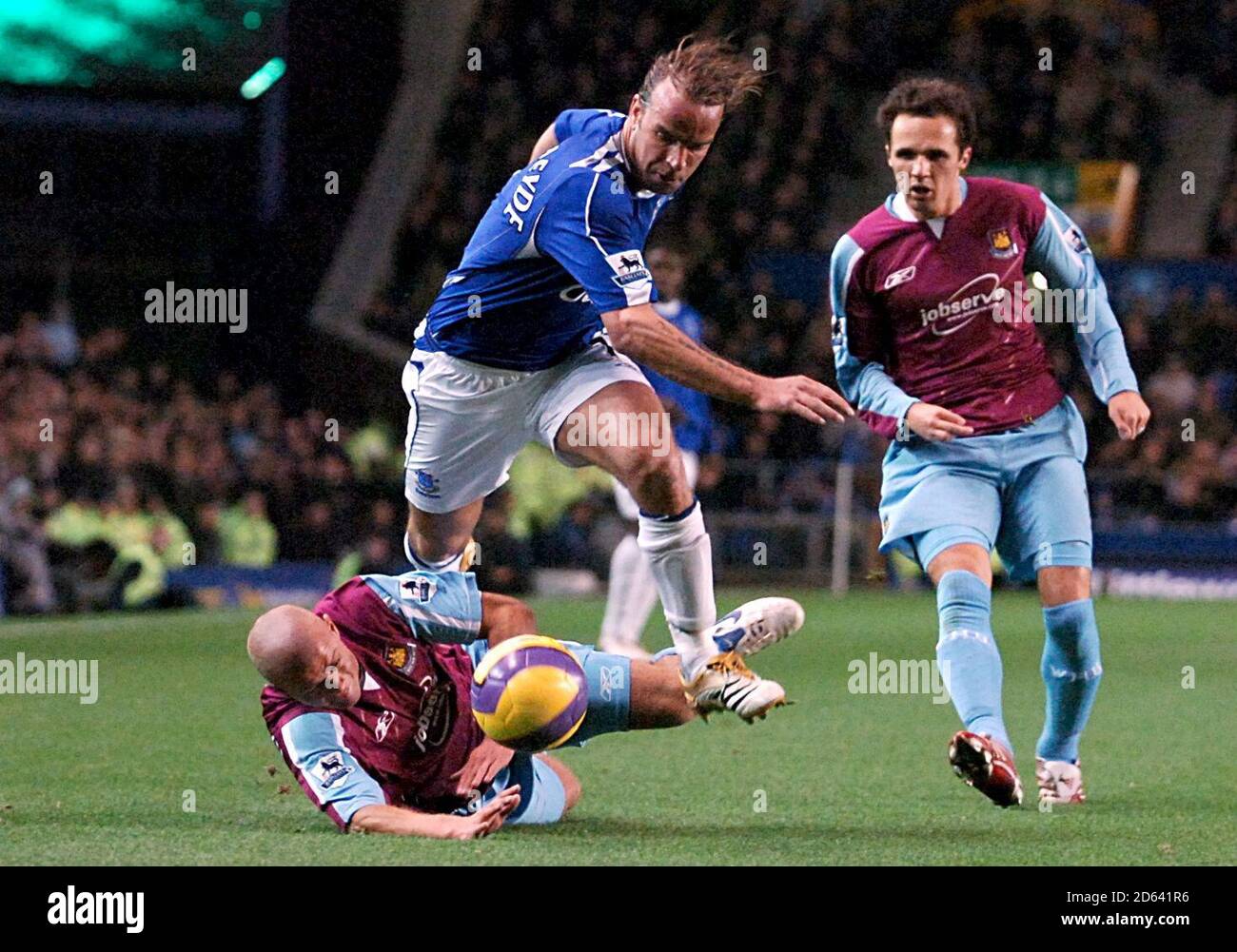 West Ham United Matthew Etherington (r) e Paul Konchesky (l) e Andy Van der Meyde (c) di Everton. Foto Stock