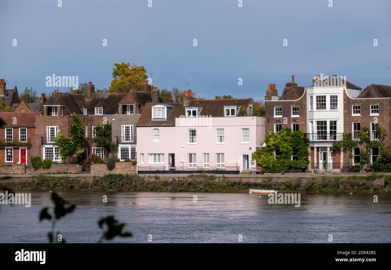 Vista pittoresca a nord sul Tamigi tra il ponte Chiswick e il ponte ferroviario Kew. Londra, Regno Unito Foto Stock