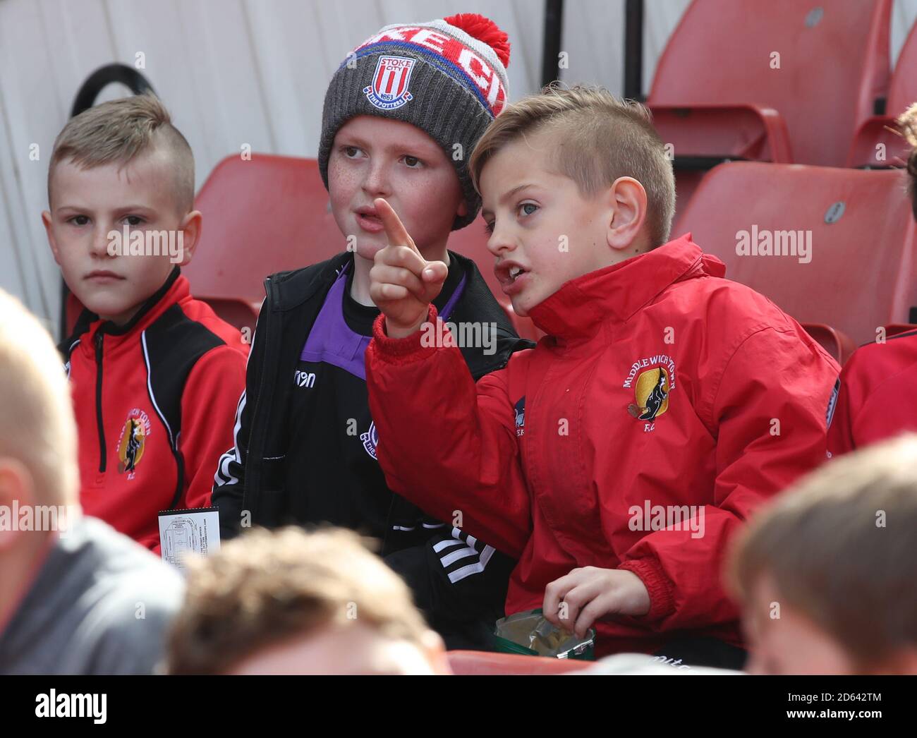 I giovani fan di Stoke City si siedono nelle tribune dello Stoke City's BET 365 Stadium prima della partita del campionato Sky Bet contro Sheffield Mercoledì. Foto Stock