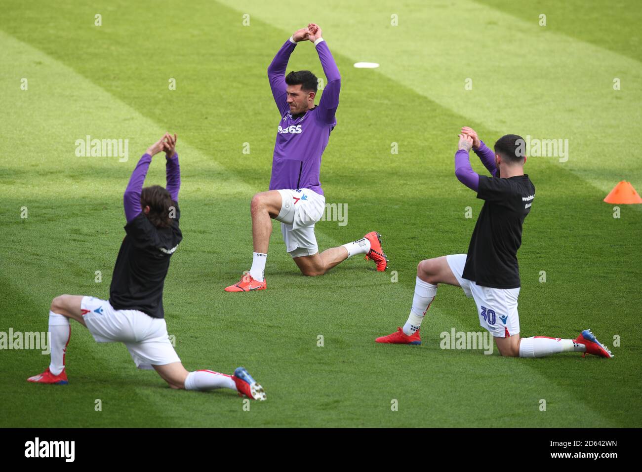 I giocatori di Stoke City si riscaldano sul campo allo stadio BET 365 prima della partita del campionato Sky Bet contro il mercoledì di Sheffield. Foto Stock